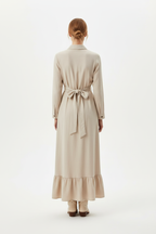  Robe longue ceinture à nouer avec volants kaki beige - vue arrière montrant la ceinture nouée dans le dos, volants visibles depuis l'arrière, manches longues, longueur maxi, design dos élégant - BLACK-COAT