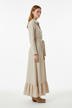 Robe longue ceinture à nouer avec volants kaki beige - vue de profil latéral montrant la ceinture à nouer visible depuis le côté, volants romantiques, drapé fluide du tissu, longueur maxi élégante, silhouette flatteuse - BLACK-COAT