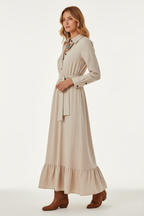 Robe longue ceinture à nouer avec volants kaki beige - vue trois-quarts à 45 degrés montrant la dimension complète du vêtement, ceinture à nouer, volants romantiques, manches longues avec boutons, élégance polyvalente - BLACK-COAT

