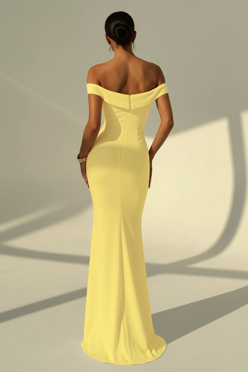 Robe longue sirène dos nu jaune vue de dos montrant le dos dénudé glamour, la fermeture invisible et la coupe bodycon sculptante de cette robe de soirée sophistiquée - BLACK-COAT