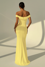 Robe longue sirène dos nu jaune vue de dos montrant le dos dénudé glamour, la fermeture invisible et la coupe bodycon sculptante de cette robe de soirée sophistiquée - BLACK-COAT