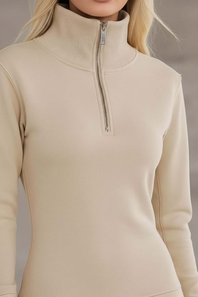 Gros plan col - Robe maxi beige avec col zippé fonctionnel - gros plan détaillé sur le col zippé moderne permettant de personnaliser le style selon les envies, le design minimaliste épuré sophistiqué, et la qualité des matériaux et finitions premium - BLACK-COAT