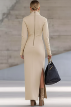 Vue de dos - Robe maxi beige col zippé manches longues - vue de dos montrant la coupe confortable et élégante, les finitions soignées de qualité premium, et la silhouette sophistiquée décontractée parfaite pour style urbain moderne - BLACK-COAT