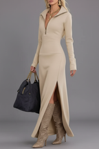Vue trois-quarts - Robe maxi beige col zippé manches longues fente - vue trois-quarts montrant l'ensemble de la silhouette urbaine sophistiquée, le tombé élégant du tissu, et le style polyvalent intemporel parfait du casual au chic pour toutes occasions - BLACK-COAT