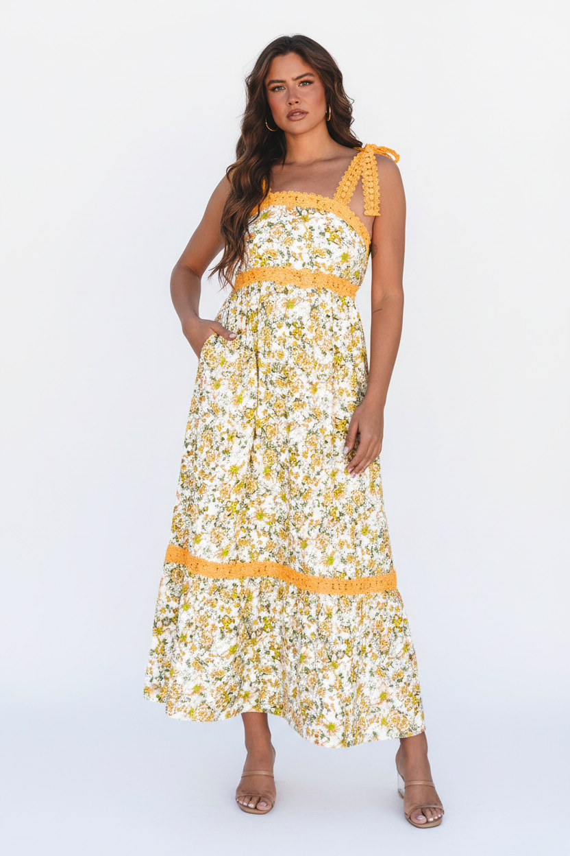 Robe maxi blanche fleurs jaunes pose confiante montrant la taille empire flatteuse, les volants étagés et le style romantique élégant - BLACK-COAT