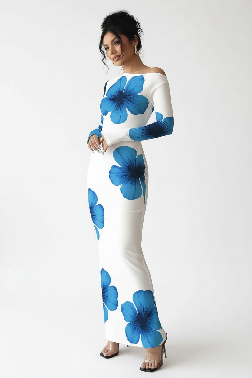 "Robe maxi blanche imprimé floral bleu épaule asymétrique - vue trois-quarts face angle montrant la profondeur et dimension de la robe, décolleté asymétrique one-shoulder sophistiqué, imprimé floral vibrant audacieux grandes fleurs bleues sur blanc, silhouette bodycon, fond blanc studio BLACK-COAT"
