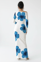 "Robe maxi blanche imprimé floral bleu épaule asymétrique - vue arrière dos montrant le design du dos asymétrique, silhouette moulante ajustée, imprimé floral grandes fleurs bleues, ourlet maxi, fond blanc studio BLACK-COAT"