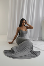  Robe Maxi Bodycon Bretelles Spaghetti Black-Coat gris foncé - pose assise montrant le tissu extensible et le confort