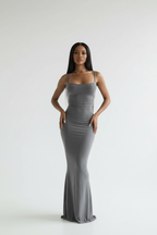  Mannequin portant la Robe Maxi Bodycon Bretelles Spaghetti Black-Coat gris foncé - vue de face montrant l'encolure carrée et la taille froncée