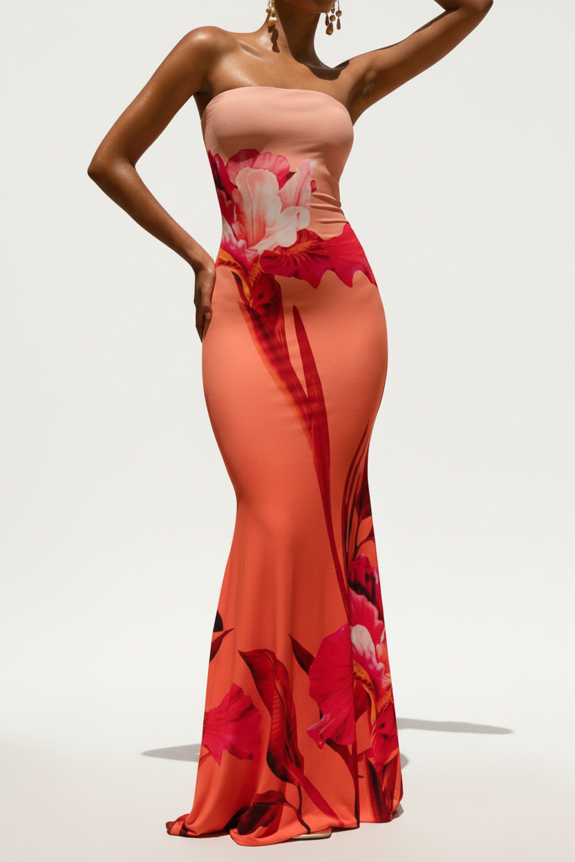 "Robe maxi bodycon bustier imprimé floral corail rouge - pose décontractée naturelle montrant l'élégance estivale de la tenue, décolleté bustier bandeau, imprimé floral audacieux vibrant, silhouette moulante, style vacances chic, fond blanc studio BLACK-COAT"