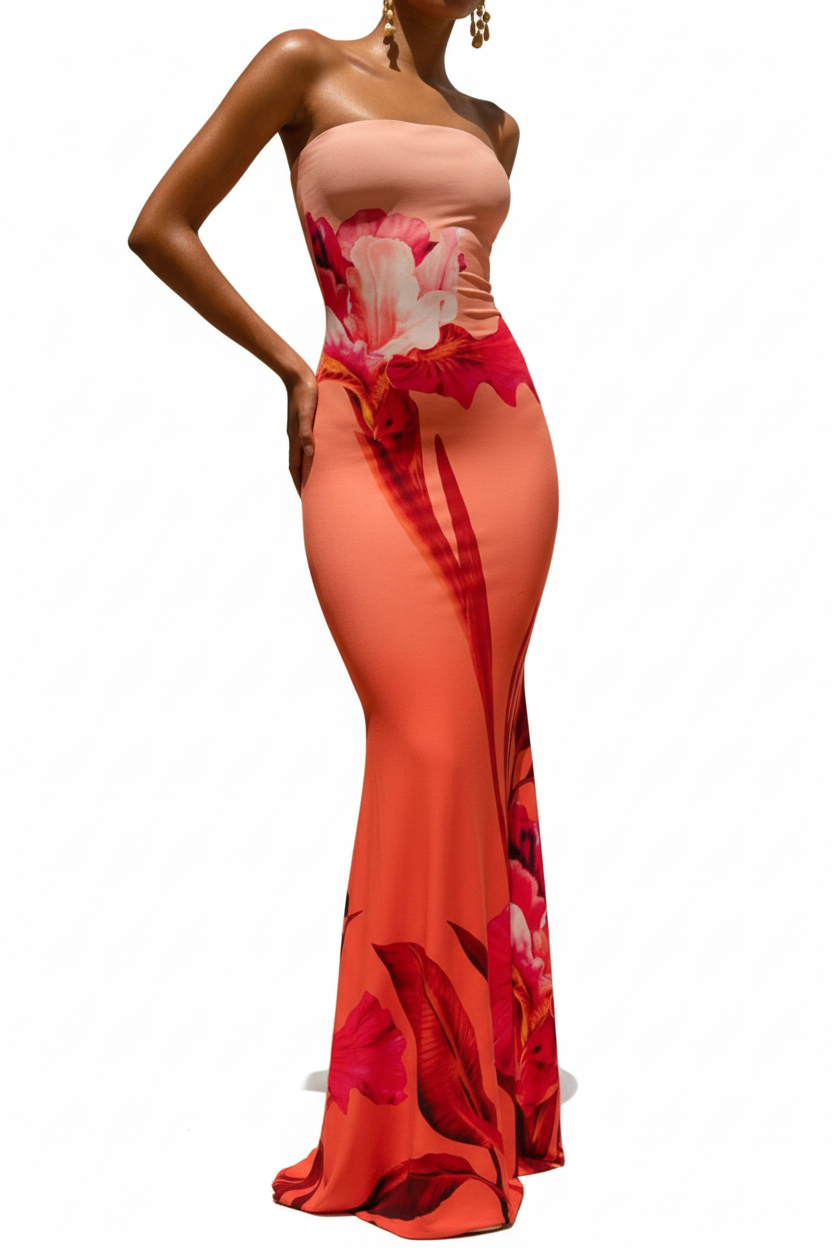 "Robe maxi bodycon bustier imprimé floral corail rouge - vue trois-quarts face angle montrant la profondeur et dimension de la robe, décolleté bustier bandeau, imprimé floral vibrant audacieux grandes fleurs rouges roses sur dégradé corail orange, silhouette bodycon, fond blanc studio BLACK-COAT"