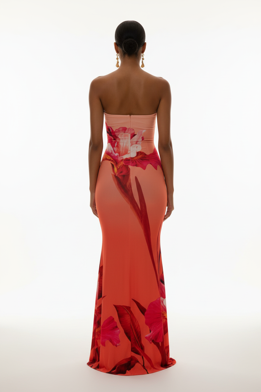 "Robe maxi bodycon bustier imprimé floral corail rouge - vue arrière dos montrant le design du dos bustier bandeau, silhouette moulante ajustée, imprimé floral grandes fleurs rouges, ourlet maxi, fond blanc studio BLACK-COAT"