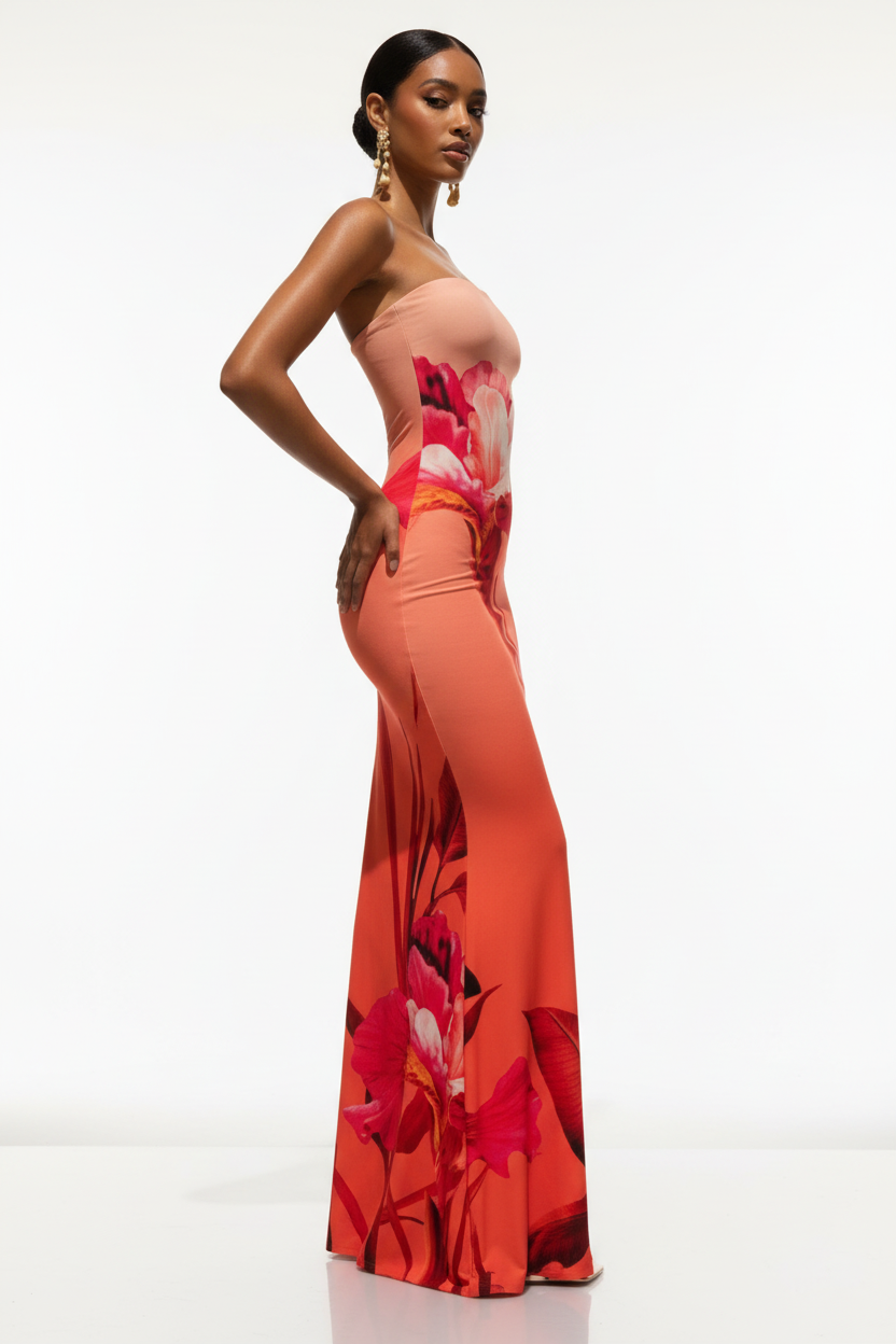"Robe maxi bodycon bustier imprimé floral corail rouge - vue de profil latéral montrant la silhouette moulante sculptante bodycon, décolleté bustier visible de côté, imprimé floral audacieux, ourlet maxi longueur sol, fond blanc studio BLACK-COAT"
