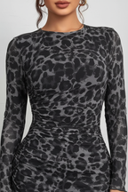 Robe maxi bodycon imprimé léopard gris froncée - détail rapproché du haut montrant col rond, manches longues, imprimé léopard sur corsage, détails froncés partie supérieure, coupe bodycon sculptant le buste - BLACK-COAT