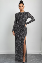 Robe maxi bodycon imprimé léopard gris froncée - vue de face montrant l'imprimé léopard iconique audacieux, coupe bodycon ajustée sculptant les courbes, détails froncés stratégiques, manches longues, col rond, fente latérale élégante, longueur maxi glamour - BLACK-COAT