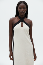  Détail du col halter croisé de la Robe Maxi Dos-Nu Black-Coat - montrant la finition premium et les bordures contrastées raffinées