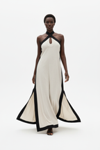  Robe Maxi Dos-Nu Contrastée Black-Coat - vue dynamique en marche illustrant la fente latérale et l'allure confiante