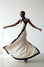 Robe Maxi Dos-Nu Contrastée Black-Coat en mouvement - capture dynamique montrant la fente latérale et l'amplitude de la robe