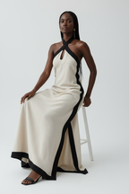 Robe Maxi Dos-Nu Contrastée Black-Coat - pose assise montrant le drapé élégant et la fluidité du tissu