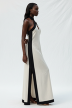  Robe Maxi Dos-Nu Contrastée Black-Coat - vue de profil dévoilant la longueur maxi élégante et le détail du col halter
