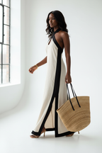  Robe Maxi Dos-Nu Contrastée Black-Coat - vue trois-quarts en mouvement révélant la fente latérale et la fluidité de la robe longue