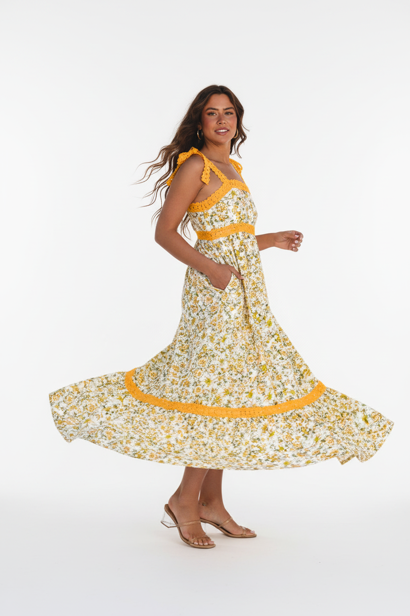 Robe maxi florale en twirl montrant les volants étagés en mouvement, le tissu fluide et le style bohème romantique - BLACK-COAT