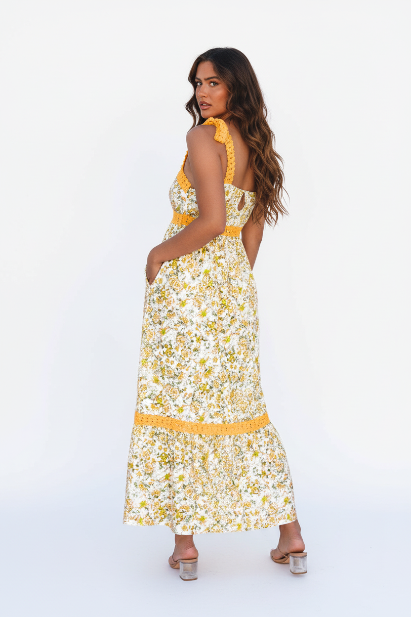 Robe maxi imprimé floral vue de dos montrant les bretelles crochet jaune, la longueur maxi élégante et les volants étagés - BLACK-COAT