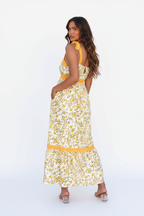 Robe maxi imprimé floral vue de dos montrant les bretelles crochet jaune, la longueur maxi élégante et les volants étagés - BLACK-COAT