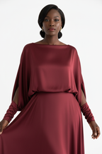  Détail de l'encolure bateau et des manches chauve-souris de la Robe Maxi Black-Coat bordeaux - montrant la finition premium