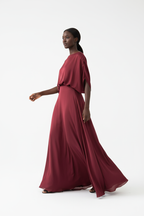  Robe Maxi Manches Chauve-Souris Black-Coat bordeaux - vue trois-quarts en mouvement révélant les manches chauve-souris fluides et la silhouette élégante