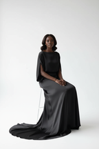  Robe Maxi Manches Chauve-Souris Black-Coat noire - pose assise montrant le drapé élégant et le confort