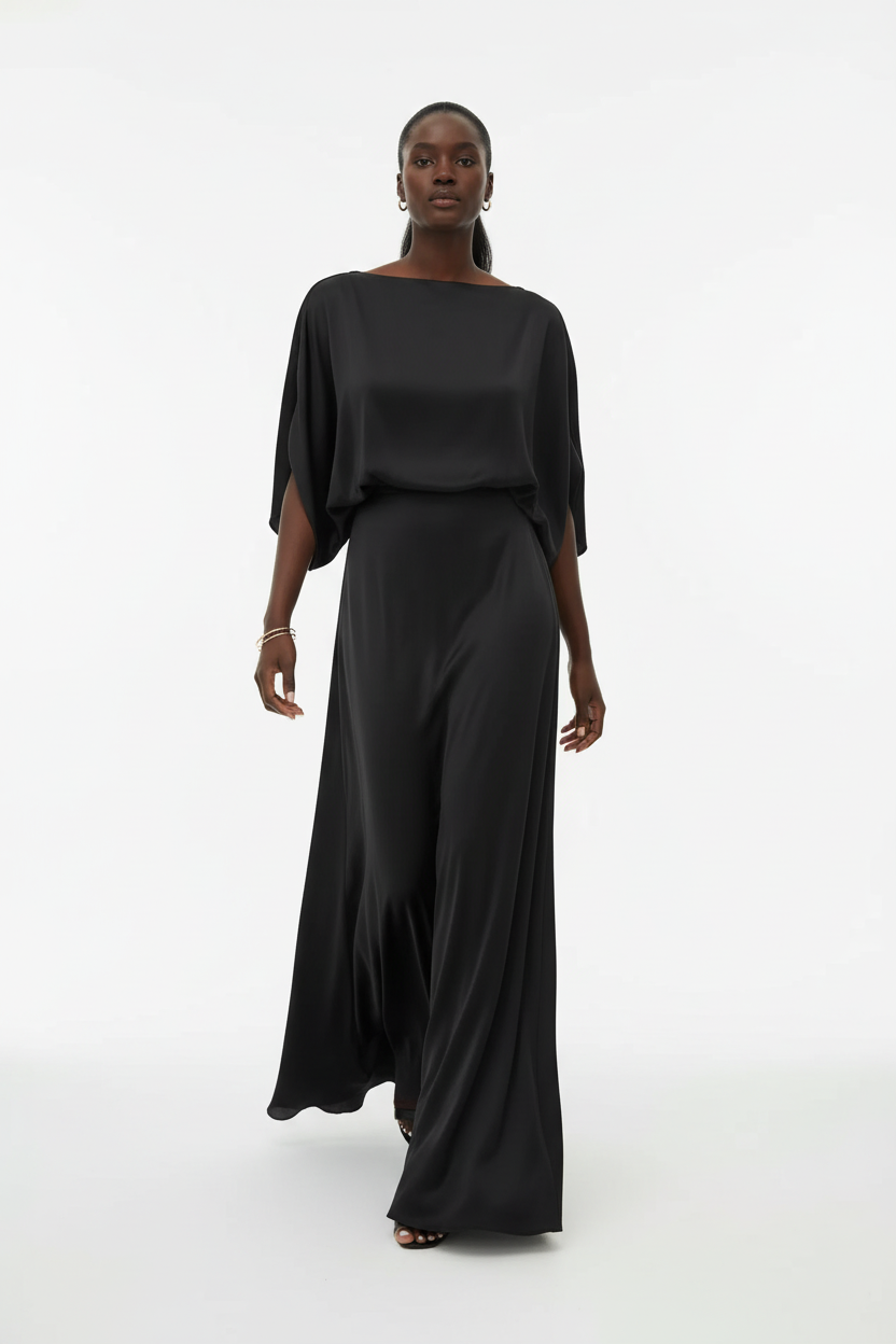 Robe Maxi Manches Chauve-Souris Black-Coat noire - vue en marche illustrant l'élégance intemporelle et l'allure confiante