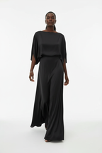 Robe Maxi Manches Chauve-Souris Black-Coat noire - vue en marche illustrant l'élégance intemporelle et l'allure confiante