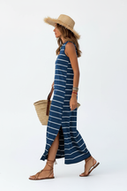 Robe maxi rayée bleu marine vue de profil révélant la fente latérale, la coupe fluide décontractée et le style nautique estival - BLACK-COAT