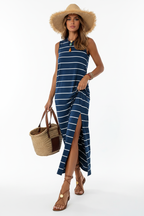 Robe maxi rayée en mouvement montrant la fente latérale pratique, le tissu fluide et le style décontracté élégant - BLACK-COAT