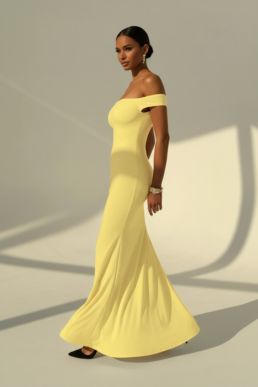Robe maxi sirène jaune dos nu vue de profil révélant la coupe moulante flatteuse, les épaules dénudées sensuelles et la longueur maxi élégante de cette robe de soirée - BLACK-COAT