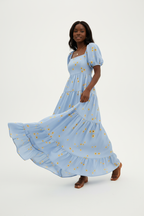  Robe Maxi Étagée à Imprimé Marguerites Black-Coat bleu clair - angle diagonal révélant les volants étagés et l'imprimé marguerites romantique