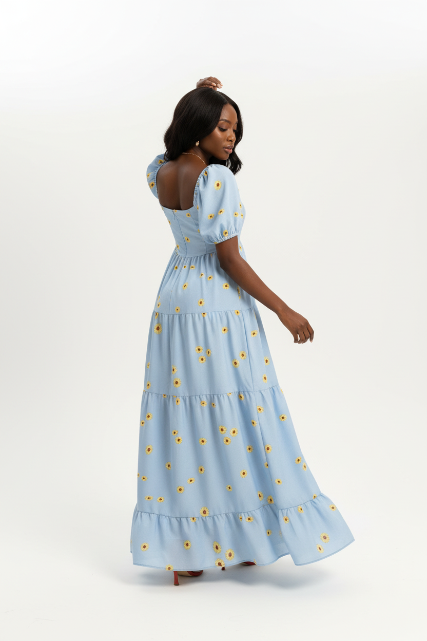  Robe Maxi Étagée à Imprimé Marguerites Black-Coat bleu clair - vue arrière par-dessus l'épaule dévoilant l'élégance bohème et la finition impeccable