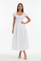 Robe midi col cœur manches bouffantes blanche avec détails dentelle - vue trois-quarts avec pose main sur hanche mettant en valeur l'encolure cœur manches volumineuses détails dentelle et silhouette romantique midi - BLACK-COAT