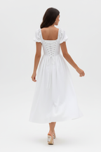 Robe midi col cœur manches bouffantes blanche avec détails dentelle - vue arrière montrant mannequin s'éloignant avec laçage ajustable au dos corsage froncé et flux élégant de la jupe midi - BLACK-COAT