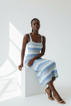  Robe Midi Bodycon Tricot Rayures Black-Coat bleu et blanc - pose assise montrant le tricot extensible et le confort