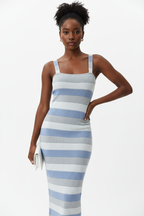  Mannequin portant la Robe Midi Bodycon Tricot Rayures Black-Coat bleu et blanc - vue de face montrant l'encolure carrée et les rayures horizontales fraîches