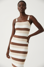  Détail de l'encolure carrée et des rayures de la Robe Midi Bodycon Tricot Black-Coat marron et beige - montrant la finition premium