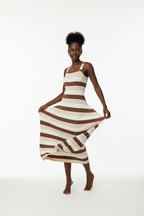  Robe Midi Bodycon Tricot Rayures Black-Coat marron et beige en mouvement - capture dynamique montrant la silhouette sculptante