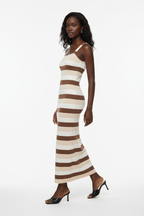  Robe Midi Bodycon Tricot Rayures Black-Coat marron et beige - vue trois-quarts révélant la silhouette moulante et le motif rayé
