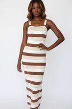  Mannequin portant la Robe Midi Bodycon Tricot Rayures Black-Coat marron et beige - vue de face montrant l'encolure carrée et les rayures horizontales élégantes