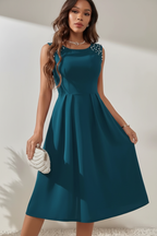  Robe Midi Sans Manches Détails Perles Black-Coat bleu paon - angle diagonal révélant les détails de perles sur les épaules