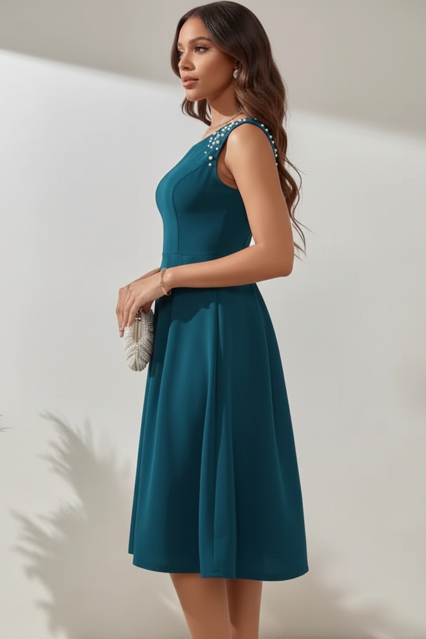  Robe Midi Sans Manches Détails Perles Black-Coat bleu paon - vue de profil dévoilant la silhouette élégante et la longueur midi