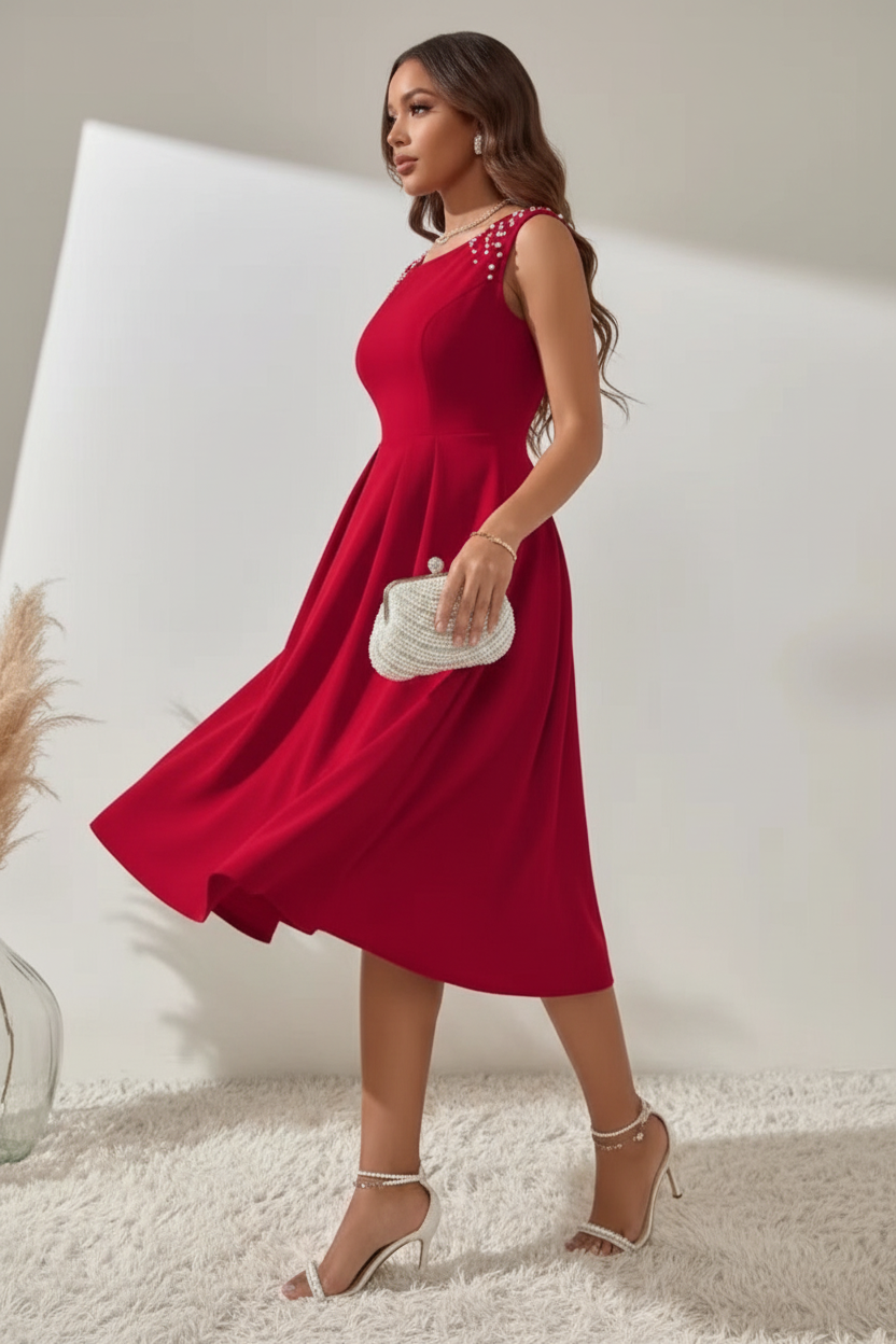  Robe Midi Sans Manches Détails Perles Black-Coat rouge - vue trois-quarts en mouvement révélant la silhouette évasée et élégante