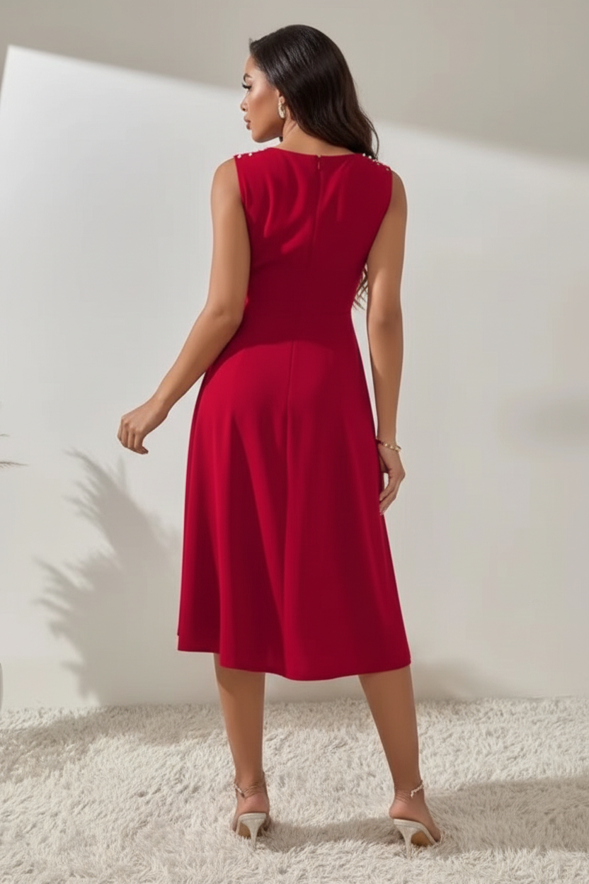  Détails dos de la Robe Midi Sans Manches Détails Perles Black-Coat rouge - montrant la silhouette flatteuse et la longueur midi sophistiquée